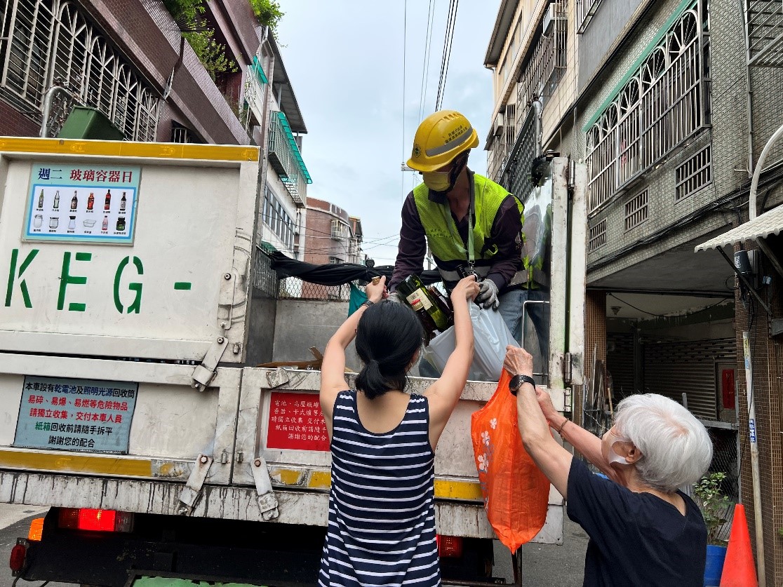 民眾將玻璃容器集中打包交予資收車人員情形